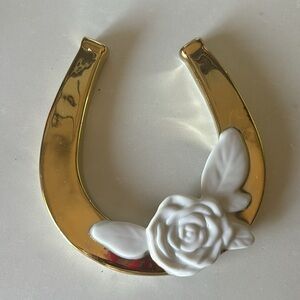 ♥️… IMM Living Gold horseshoe “Stroke of Luck”